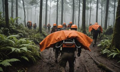 volunteer rescues hiker lawu